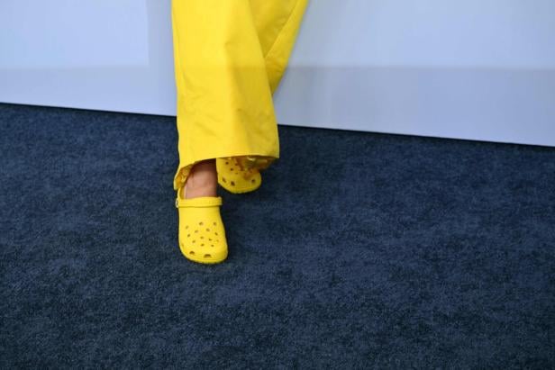 Eine Nahaufnahme der gelben Crocs, die Brooke Shields hier trägt.