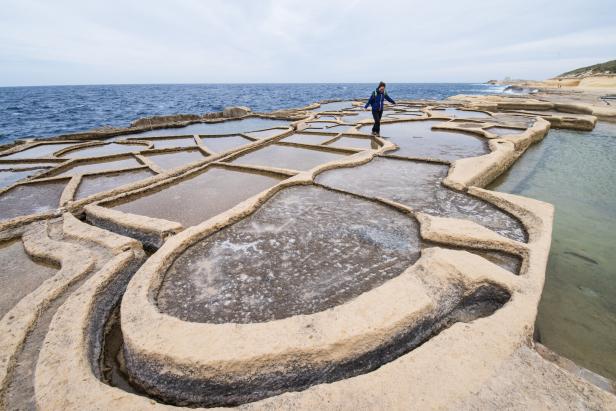 Salzpfannen Küste Gozo, eine Frau geht spazieren