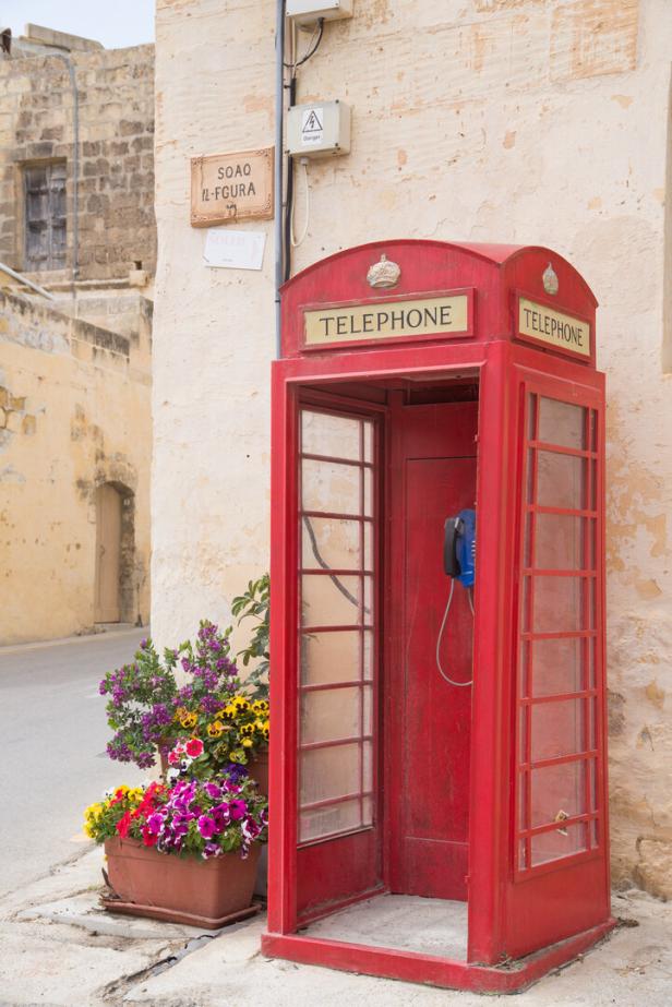 typisch englische rote Telefonzelle auf der Straße von Gozo