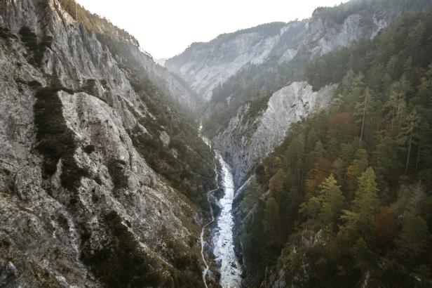 Eine Schlucht mit steilen Wänden. Darunter schlängelt sich in den Ötschergräben ein Fluss durch die beeindruckende Landschaft.