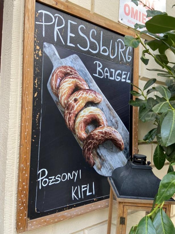 Werbeschild für Pressburger Kipferl in Bratislava