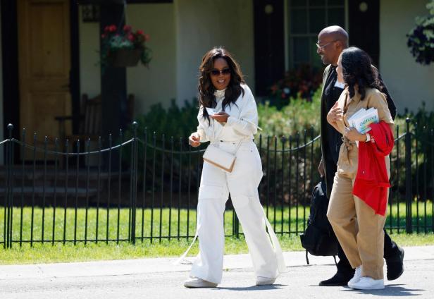 Oprah Winfrey mit einer Crossbody-Bag