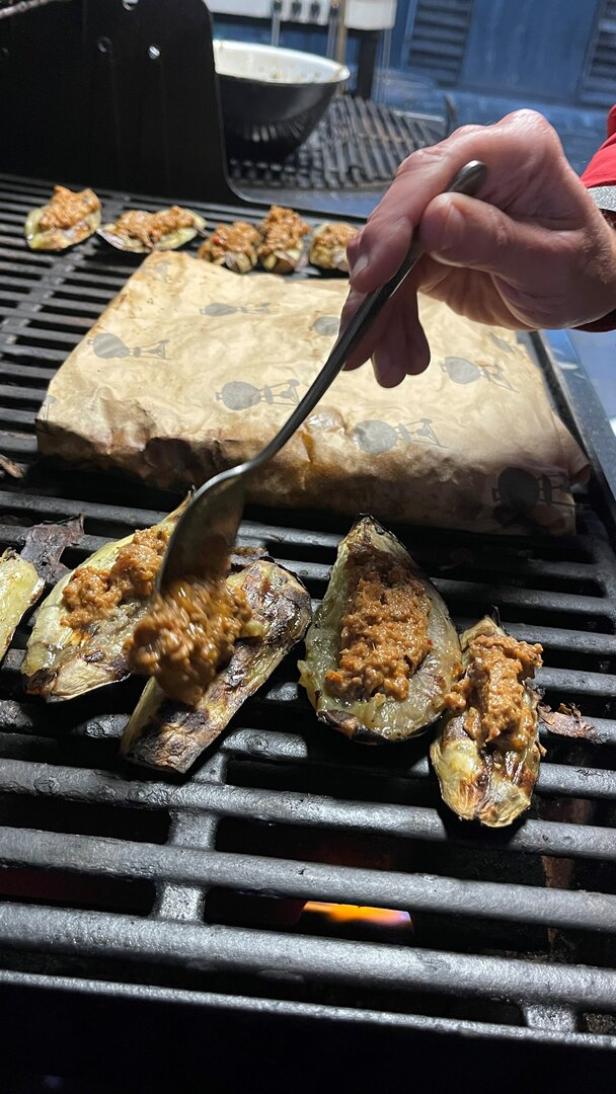 Yulia Haybäck grillt Melanzani mit Sambal