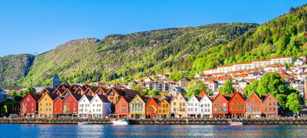 Häuserfront an Nordsee-Ufer in Bergen in Norwegen