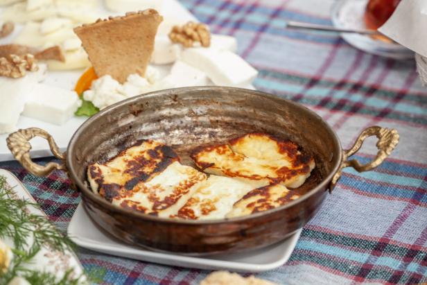 Gegrillter Halloumi in einer kleinen Pfanne