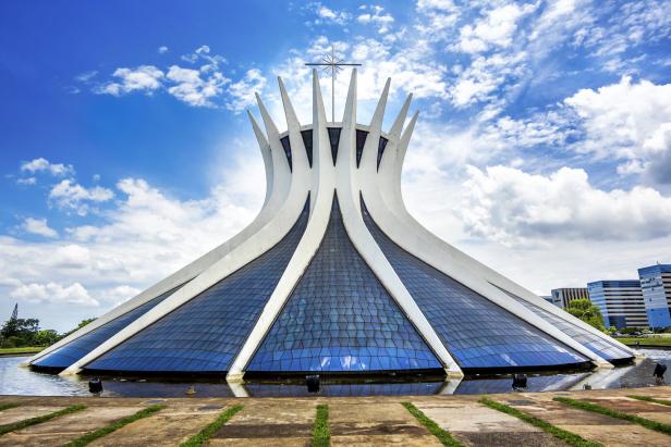 Die berühmte Kathedrale sieht ein bisschen aus wie ein Kegel. Sie kombiniert viel Glas und Beton.