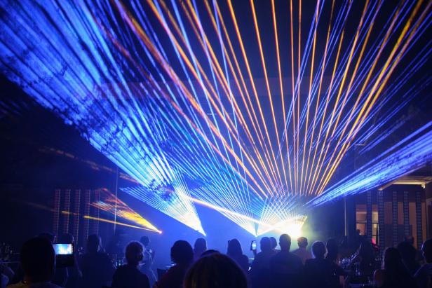 Club mit Lasershow im All inclusive Hotel in der Türkei