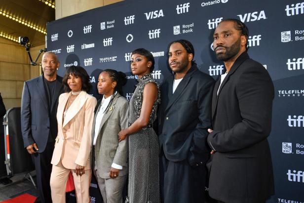 Auf dem Toronto International Film Festival posiert Denzel Washington mit seiner Frau Pauletta (73), Tochter Katia (37), Schauspielerin Danielle (nicht verwandt) und seinen Söhnen Malcolm (33) und John David (40 für die Fotografen.