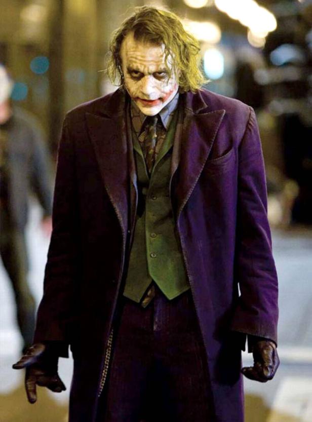 Heath Ledger als schmuddeliger Anarchist: Die Hare sind fettig, seine aufgemalte Maske ist verschmiert.