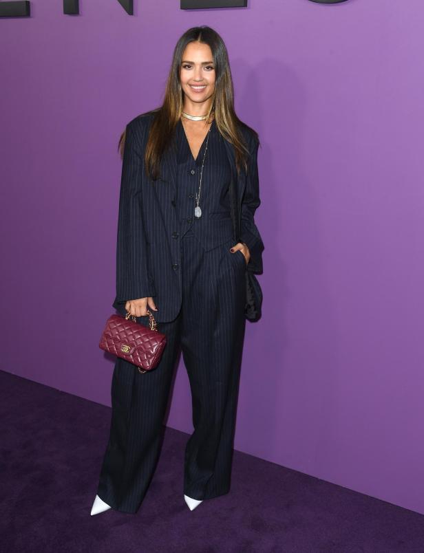 Jessica Alba im September: Die burgundy-farbige Chanel-Tasche setzt ein farblichen Akzent zur ihrem Schwarz-Weiß-Look