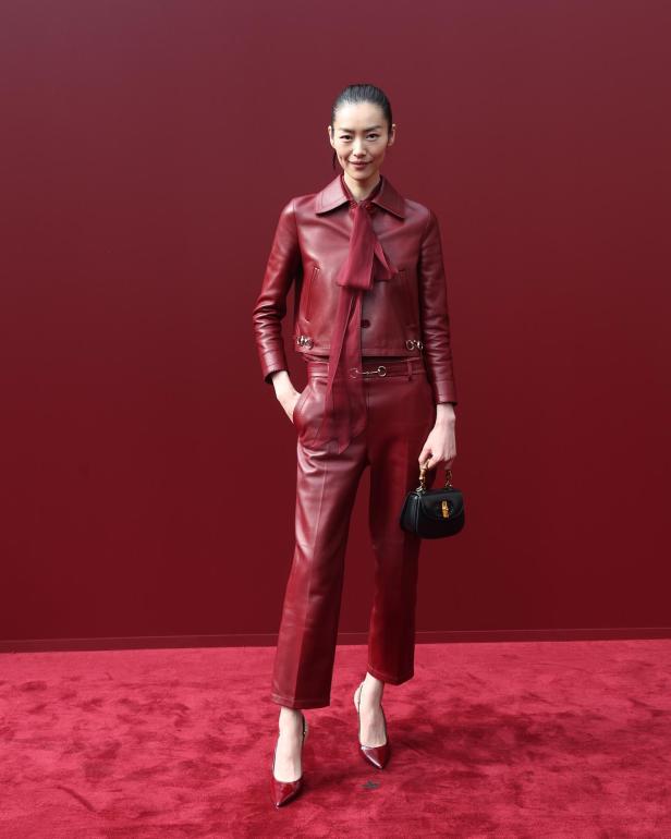 Chinas wichtigstes Supermodel Liu Wen bei der Gucci-Show in Mailand von Kopf bis Fuß in Burgundy