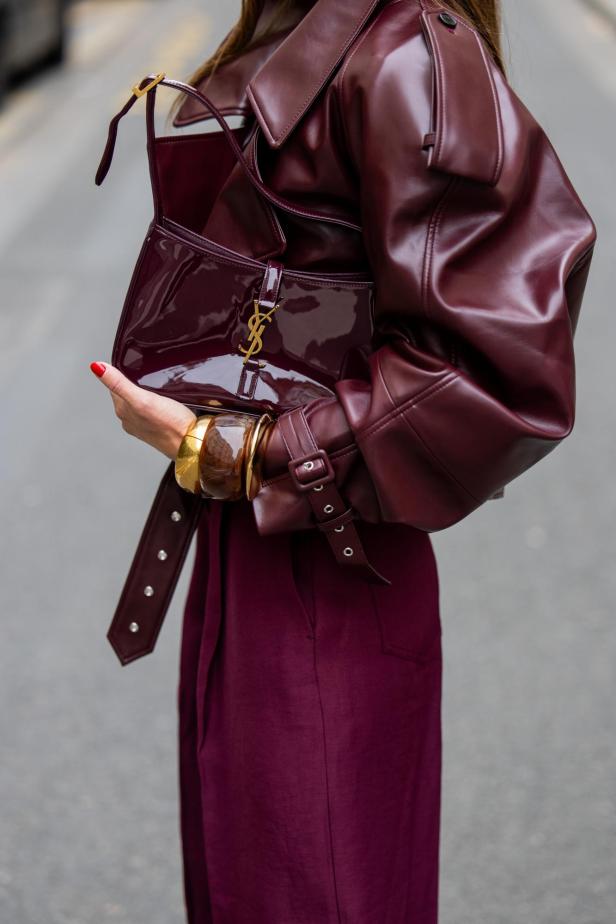 Influencerin und Instagram-Superstar Nina Sandbech kombiniert Burgundy mit Burgundy: Die Hosen sind etwa von Dorothee Schumacher, die Tasche von YSL