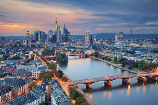 Zwanzig Brücken führen in Frankfurt über den Main. Ideal für Fotomotive!