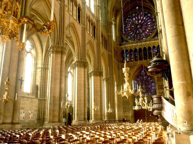 Das hohe Schiff der Kathedrale von Reims mit bunter Fensterrose