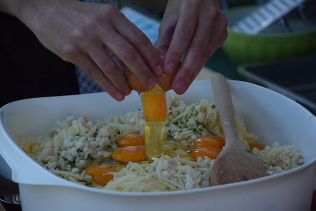 Rezept für Kaspressknödel: Eier zugeben