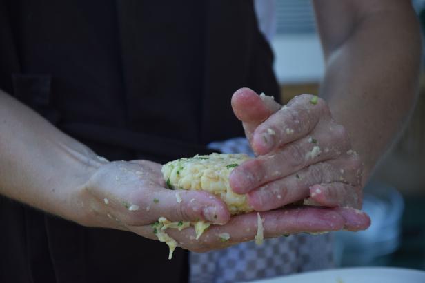 Rezept für Kaspressknödel: Die Knödel rund formen und vorsichtig flachpressen