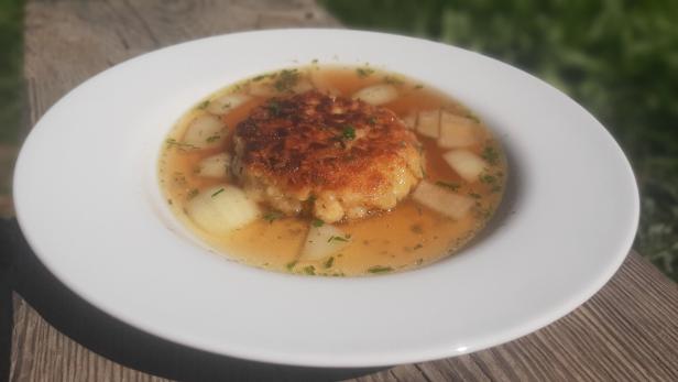 Rezept für Kaspressknödel: Mit kräftiger Rindssuppe servieren, die mit Zwiebel und Essig verfeinert wurde. Oder nach Belieben mit (Kraut-)Salat genießen