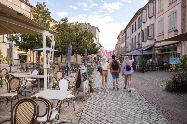 Drei Touristen in einer Straße in Toulouse