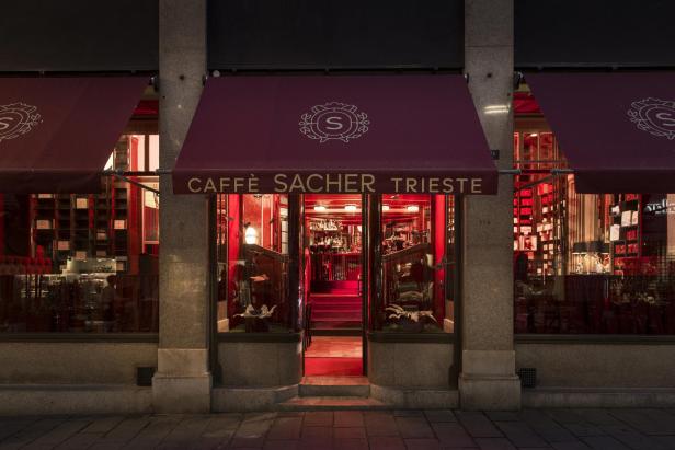 Markisen über dem Eingang zum Kaffeehaus in Triest