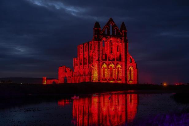 Rund um Halloween wird die Whitby Abbey in North Yorkshire zehn Tage lang dramatisch beleuchtet. Man kann sich vorstellen, warum sich Bram Stoker inspiriert fühlte. 