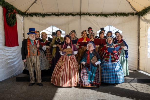 Menschen in viktorianischen Kostümen singen Weihnachtslieder auf der Dickens Fair in San Francisco