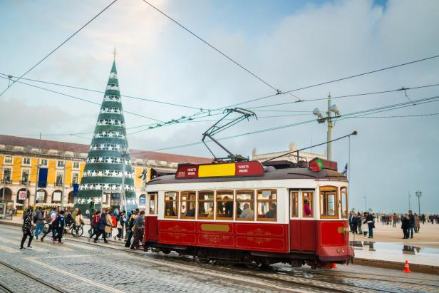 Straßenbahn und Weihnachtsbaum in Lissabon