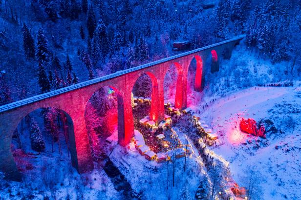 Ravennaschlucht im Schwarzwald mit Weihnachtsmarkt unter dem Eisenbahn-Viadukt