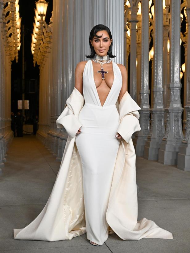 Kim Kardashian mit dem Kreuz von Lady Diana auf der  2024 LACMA Art + Film Gala