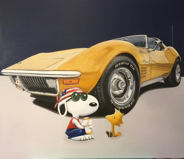 Eine Corvette aus den 70ern, davor sitzt Hund Snoopy mit Sonnenbirlle und Bierdose neben dem Vogel Woodstock