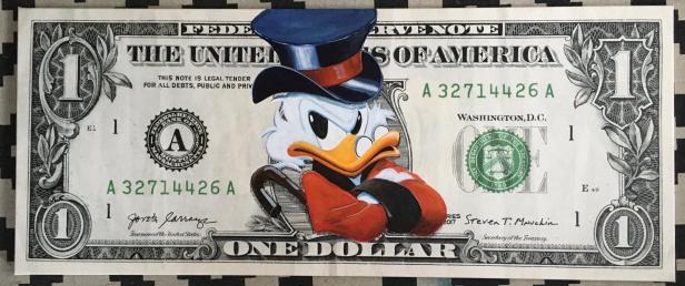 Ein Dollarschein, statt George Washington prangt ein bunter Dagobert Duck darauf, der verärgert schaut.