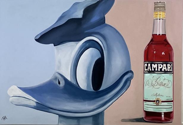 Ein Donald Duck wie von Gottfried Helnwein neben einer Campari-Flasche