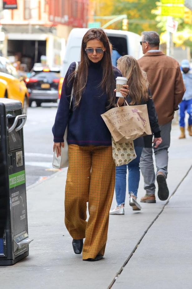 Katie Holmes in navyblauem Pulli im Oktober auf den Straßen von New York