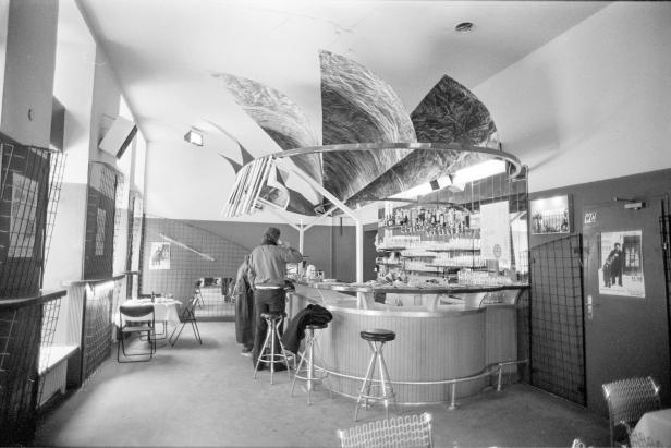 Eine kühle, stylische Bar im 80er-Jahre-Design