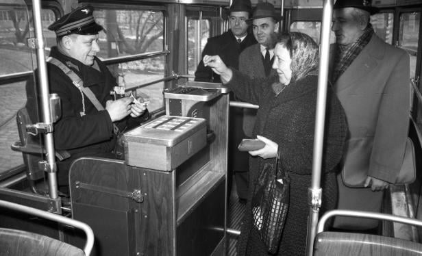 Straßenbahn-Schaffner beim Markieren der Fahrscheine im April 1965