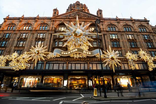 Große Sterne auf der Fassade von Harrods