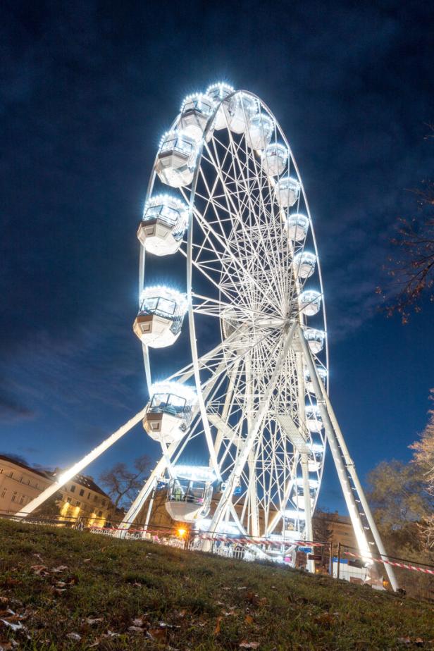 Weihnachtsmarkt in Brünn: Das 33 Meter hohe Riesenrad dreht sich noch bis 31. Dezember