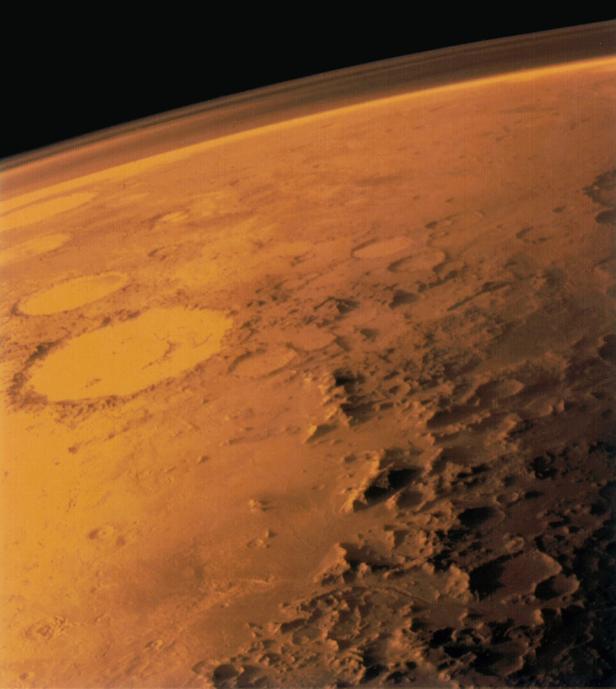 Der Mars von oben - im Hintergrund das schwarze Weltall