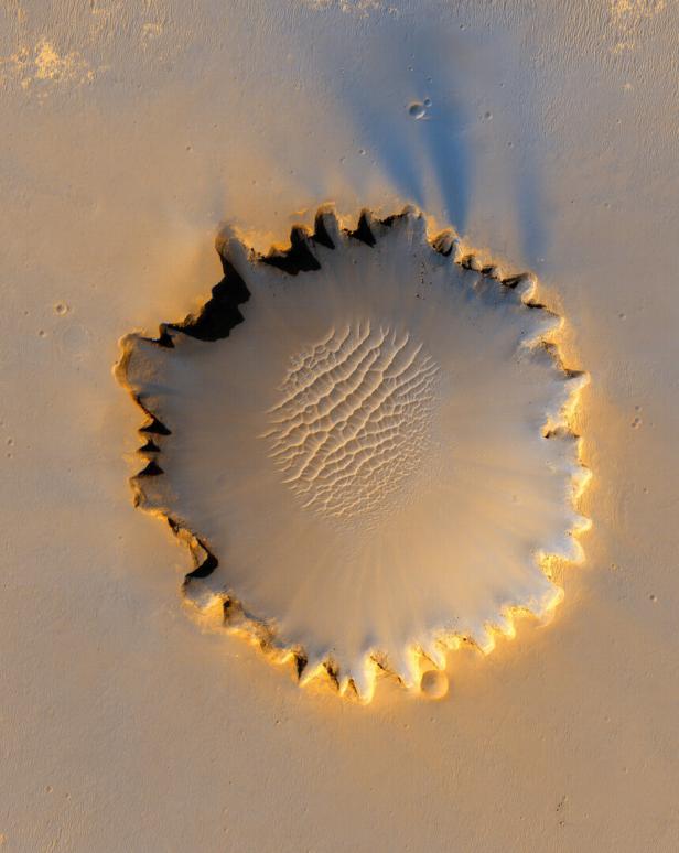 Eine gestochen scharfe Aufnahme eines Kraters von oben