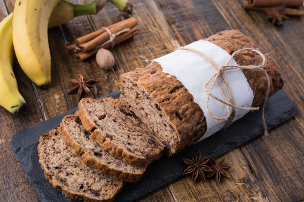 Bananenbrot mit Nüssen in Backpapier