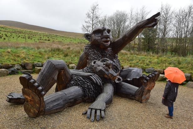 Riesen Holzfiguren von Künstler Thomas Dambo auf dem Sperrins Sculpture Trail in Nordirland