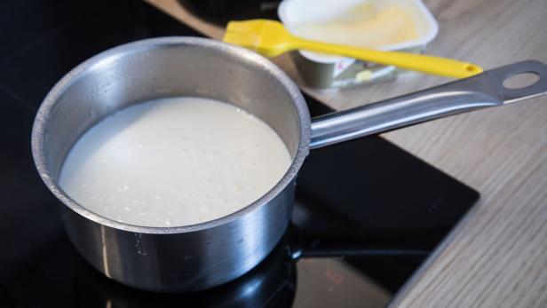 Schritt 2: Milch in einen Kochtopf geben und aufkochen lassen