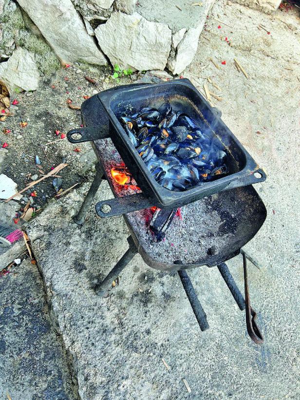 Miesmuscheln, am Grill zubereitet