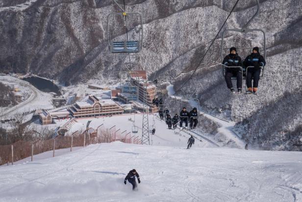 Wenige Skifahrer auf der Piste in Nordkorea