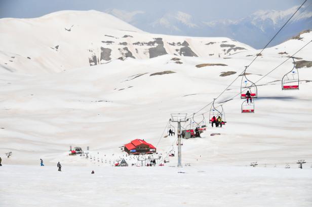 Ein Sessellift in einer eingeschneiten Landschaft