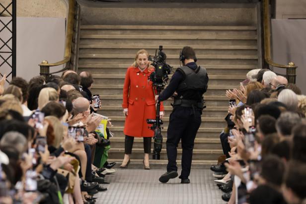 Miu Miu Runway Spring/Summer 2025 bei der Paris Fashion Week: Designerin Miuccia Prada bekennt Farbe - und es ist Tomatenrot