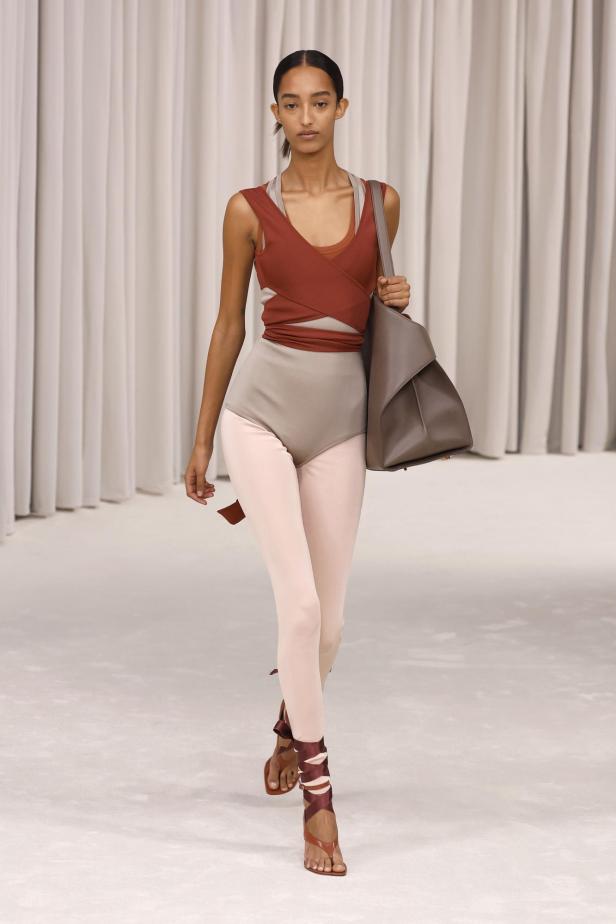 Ferragamo schickte seine Models in einem zartrosa Kleinmädchen-Balletttraum über den Runway in Mailand. 