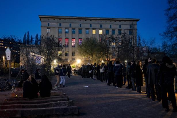 Menschen stehen vor dem Berghain in Berlin an. Es ist ein massives Gebäude - einst war darin ein Heizkraftwerk untergebracht