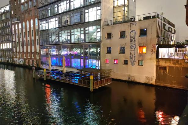 Das Watergate lag an der Spree. Es hatte eine große Glasfassade - beim Feiern konnte man aufs Wasser sehen.