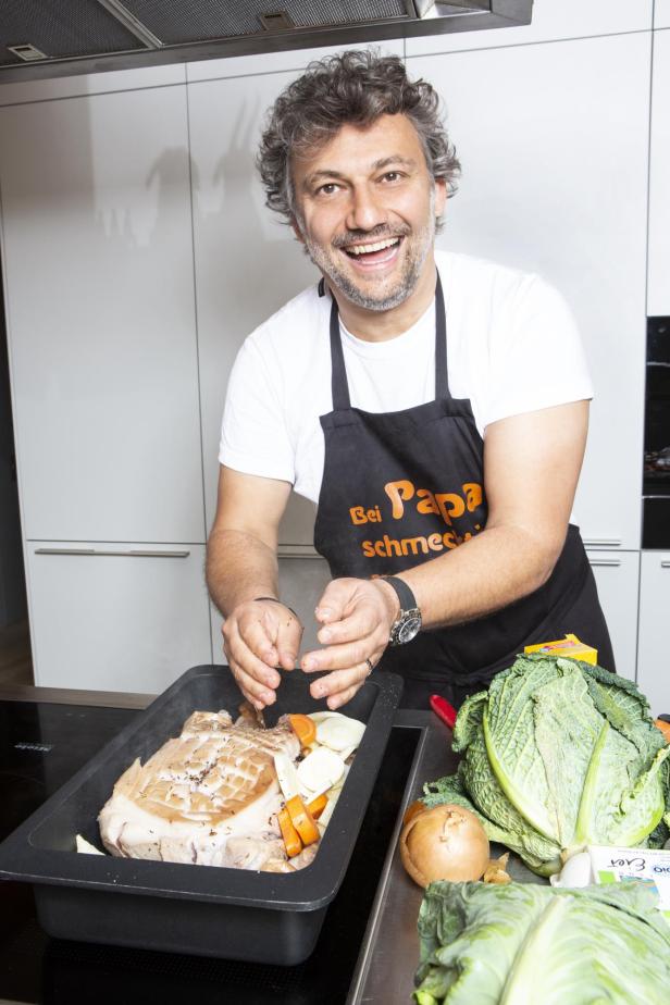 Jonas Kaufmann mit seinem Schweinsbraten - gleich kann er in den Ofen