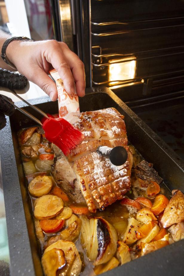 Jonas Kaufmann kocht Bayerischer Schweinsbraten mit Brezenknödel